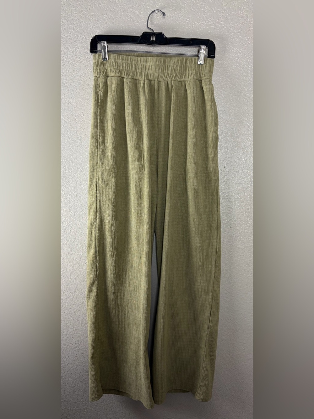 Carly Jean olive green wide-leg pants textured pants size M